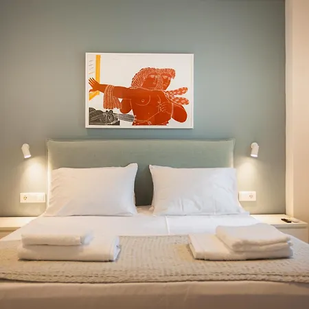 Dreamy Seaside Loft Pool, Parking, Fast Wifi