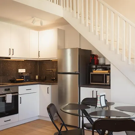 Dreamy Seaside Loft Pool, Parking, Fast Wifi *