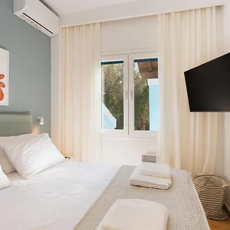 Dreamy Seaside Loft Pool, Parking, Fast Wifi