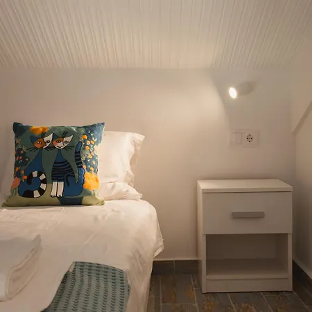 Dreamy Seaside Loft Pool, Parking, Fast Wifi *