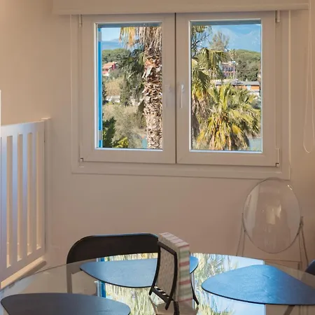 Dreamy Seaside Loft Pool, Parking, Fast Wifi