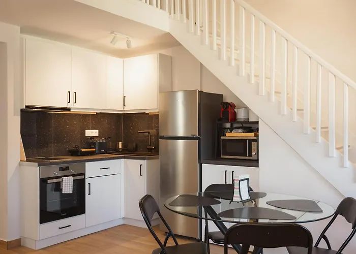 Dreamy Seaside Loft Pool, Parking, Fast Wifi *
