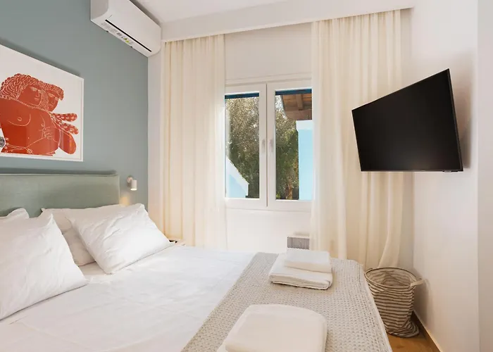 Dreamy Seaside Loft Pool, Parking, Fast Wifi