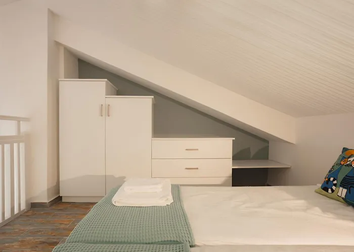 Dreamy Seaside Loft Pool, Parking, Fast Wifi 아파트 *