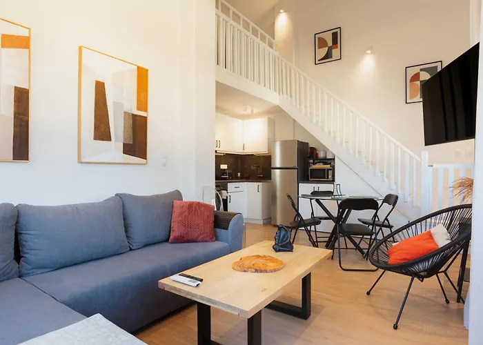 Dreamy Seaside Loft Pool, Parking, Fast Wifi *
