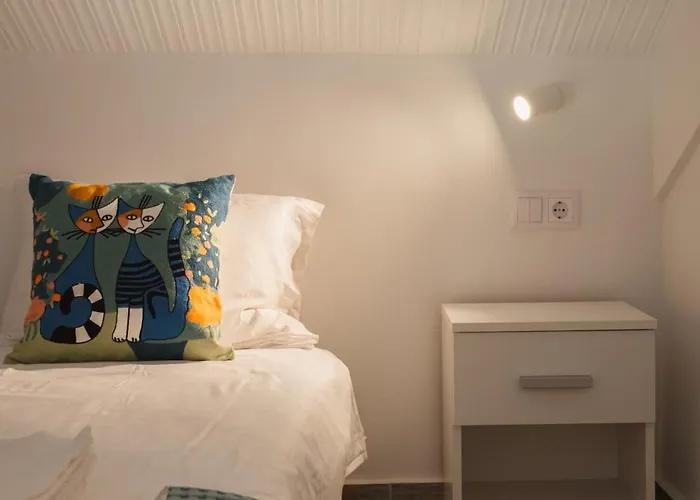Dreamy Seaside Loft Pool, Parking, Fast Wifi *