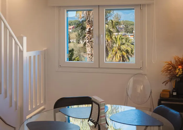 Dreamy Seaside Loft Pool, Parking, Fast Wifi